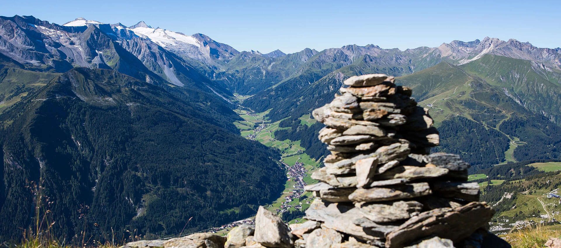 Steinmandl mit Blick ins Tuxertal